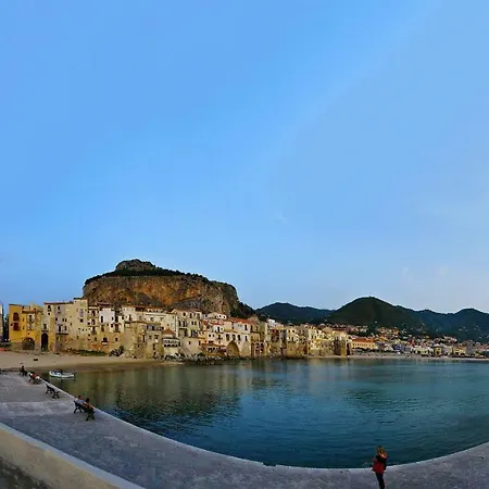 Casa Panoramica Santa Lucia * チェファル